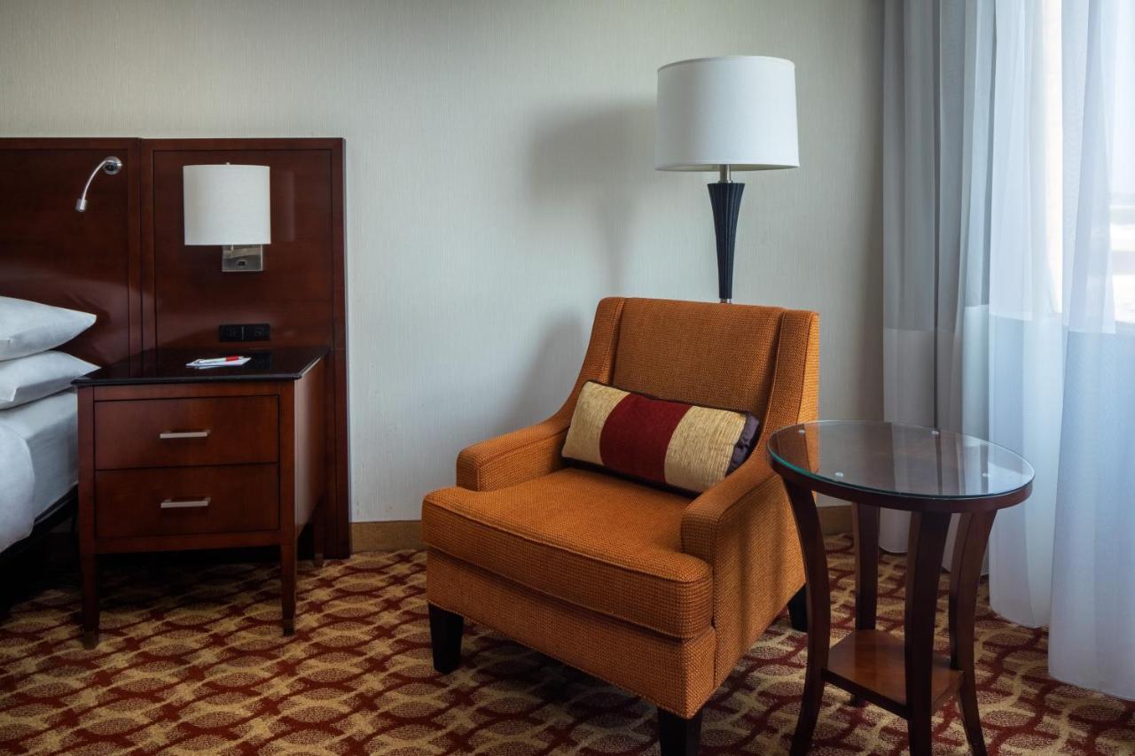 Отель Indianapolis Marriott East Экстерьер фото
