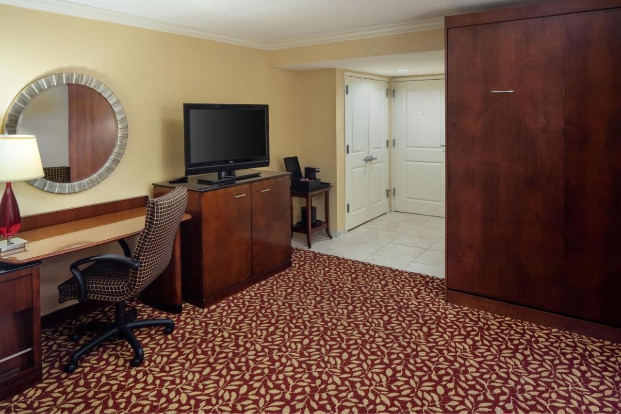 Отель Indianapolis Marriott East Экстерьер фото