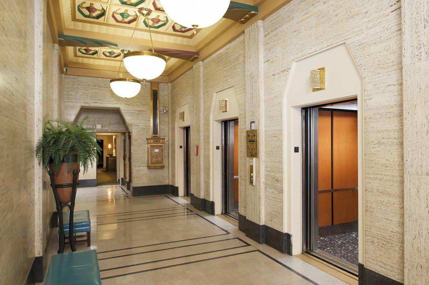 Отель Indianapolis Marriott East Экстерьер фото