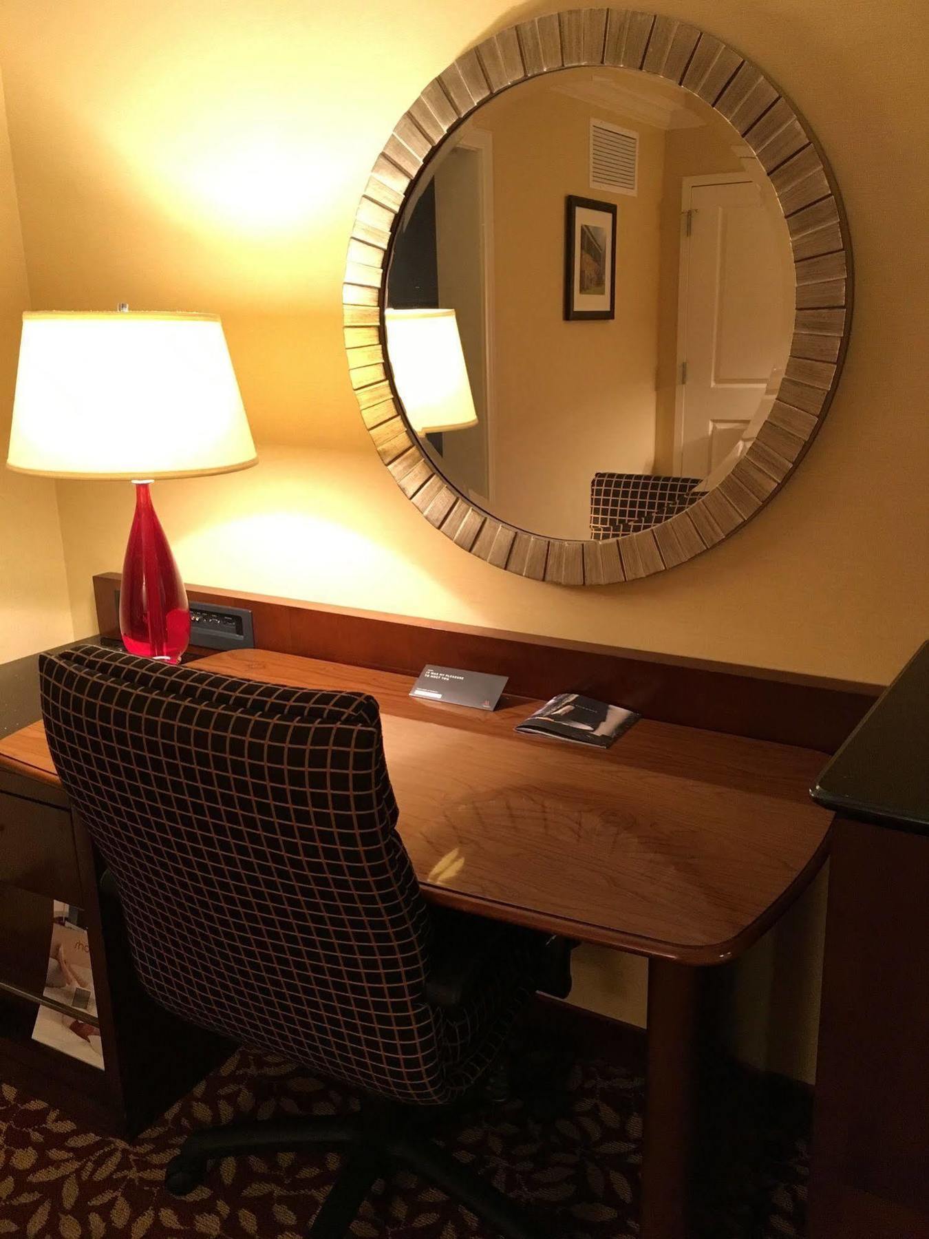 Отель Indianapolis Marriott East Экстерьер фото