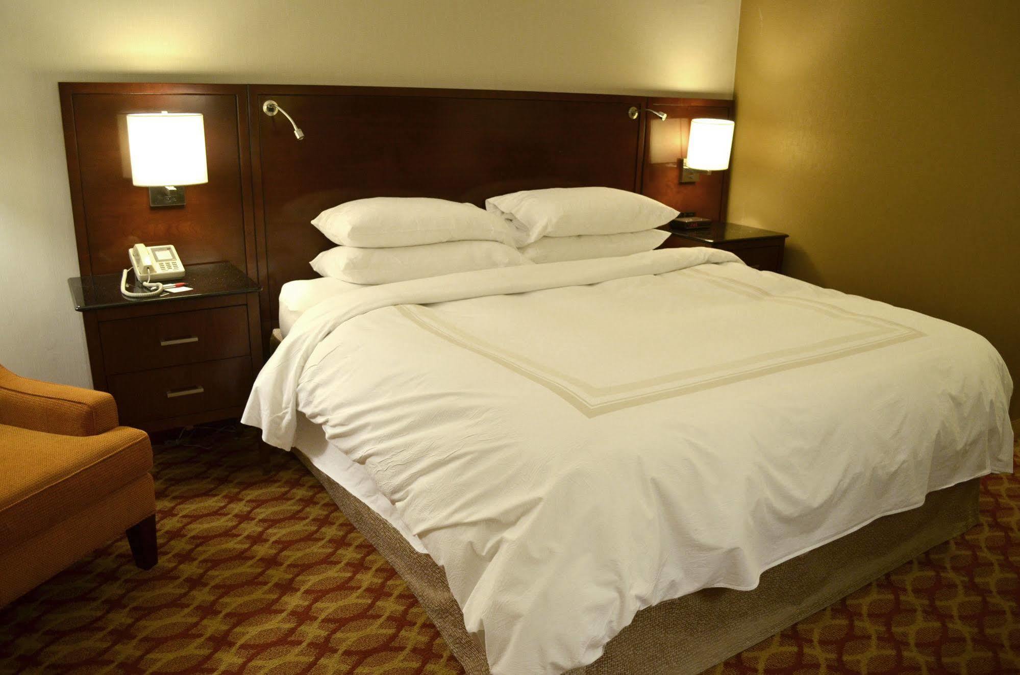 Отель Indianapolis Marriott East Экстерьер фото